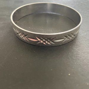 Silver colored bracelet Solid with etched design